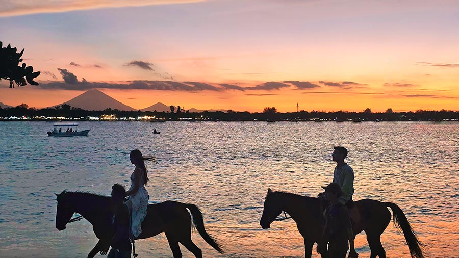 Atardecer en la playa de Gili Meno con volcán Agung en el horizonte