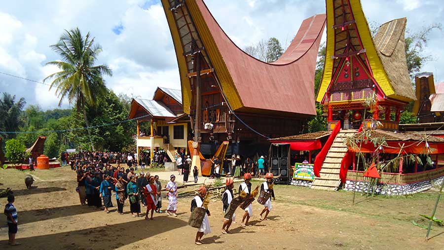 Ritos durante la celebración de funeral Toraja