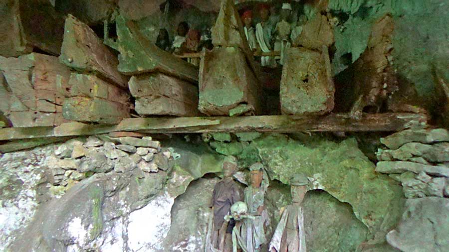 Tau Tau y ataúdes en la cueva de TampangAllo